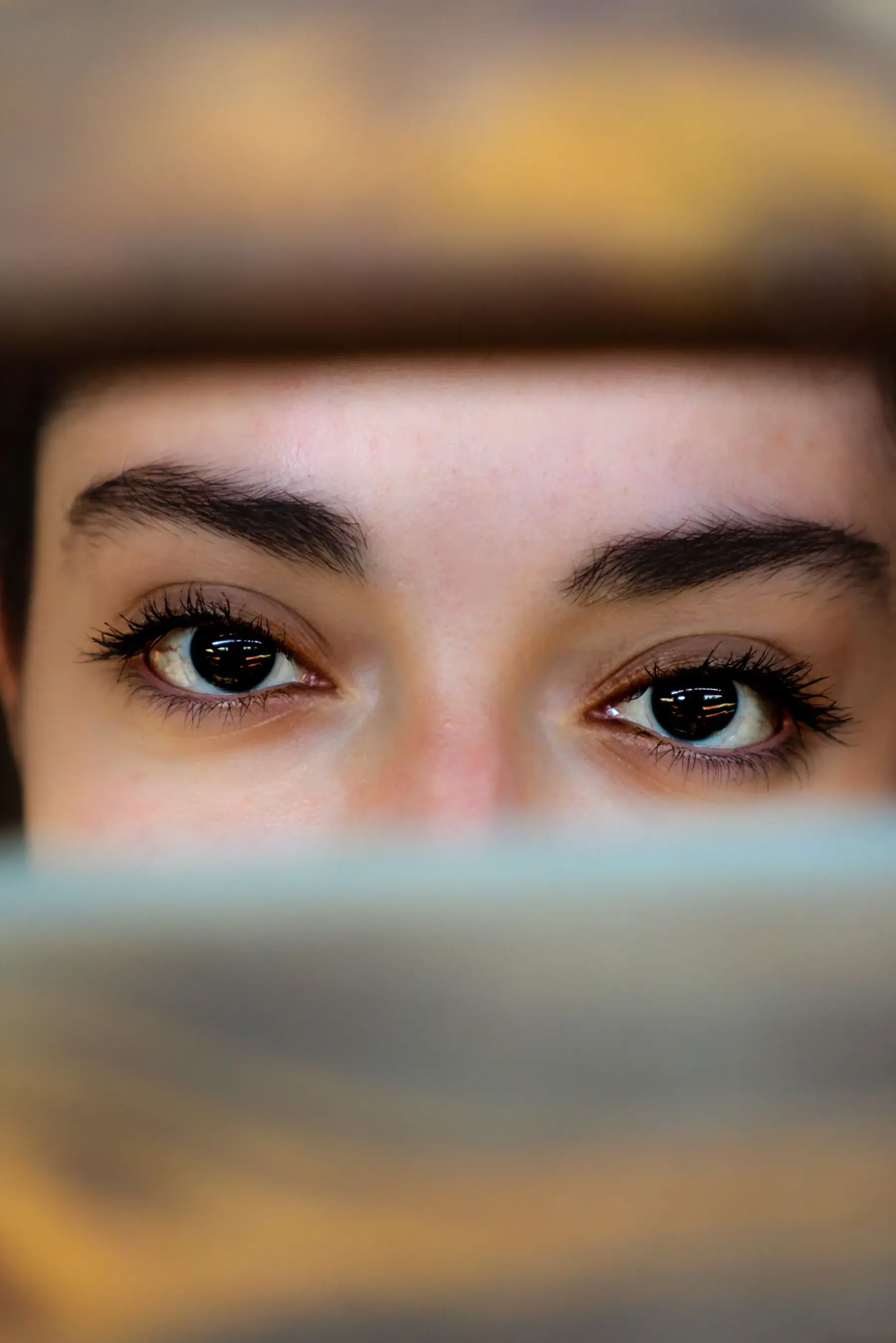 Mirada con las cejas y pestañas trabajadas en el estudio