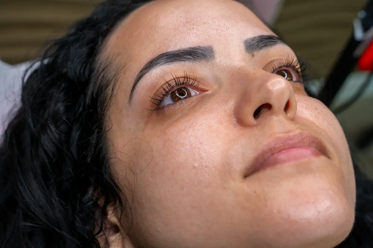 Cejas definidas con micropigmentación, vistas de cerca